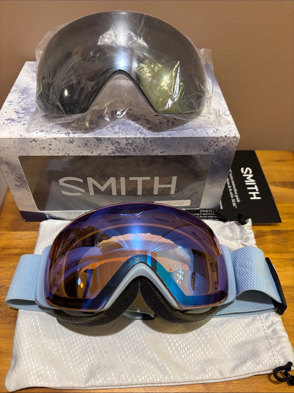 Woman’s Smith Ski/Snow Goggles with MAG interchangeable lenses
